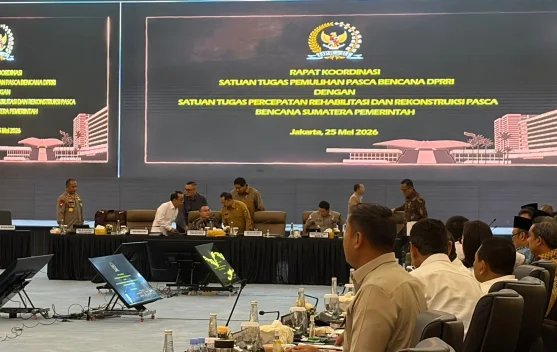 Pekerja pembangunan hunian tetap untuk korban bencana di Sumatra