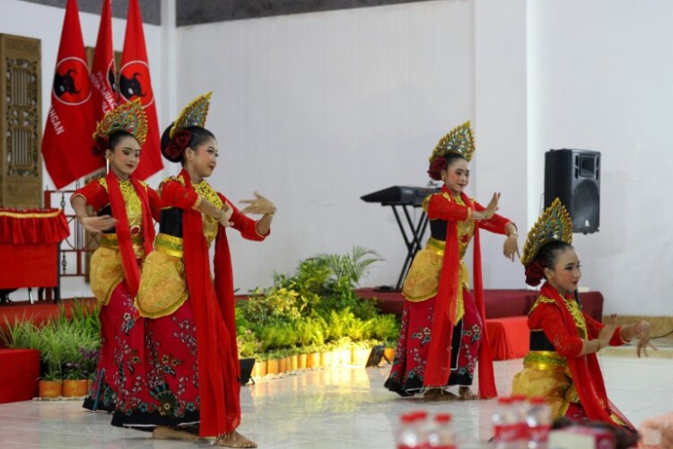 Tarian Sekar Arum saat pelantikan PAC PDI Perjuangan Kota Probolinggo
