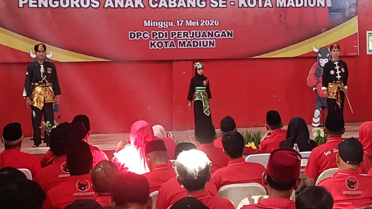 Penampilan tari difabel dan pencak silat saat pelantikan PAC PDI Perjuangan Kota Madiun