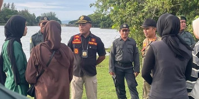 Petugas Satpol PP dan WH menyisir kawasan Waduk Keliling Aceh Besar saat patroli sore