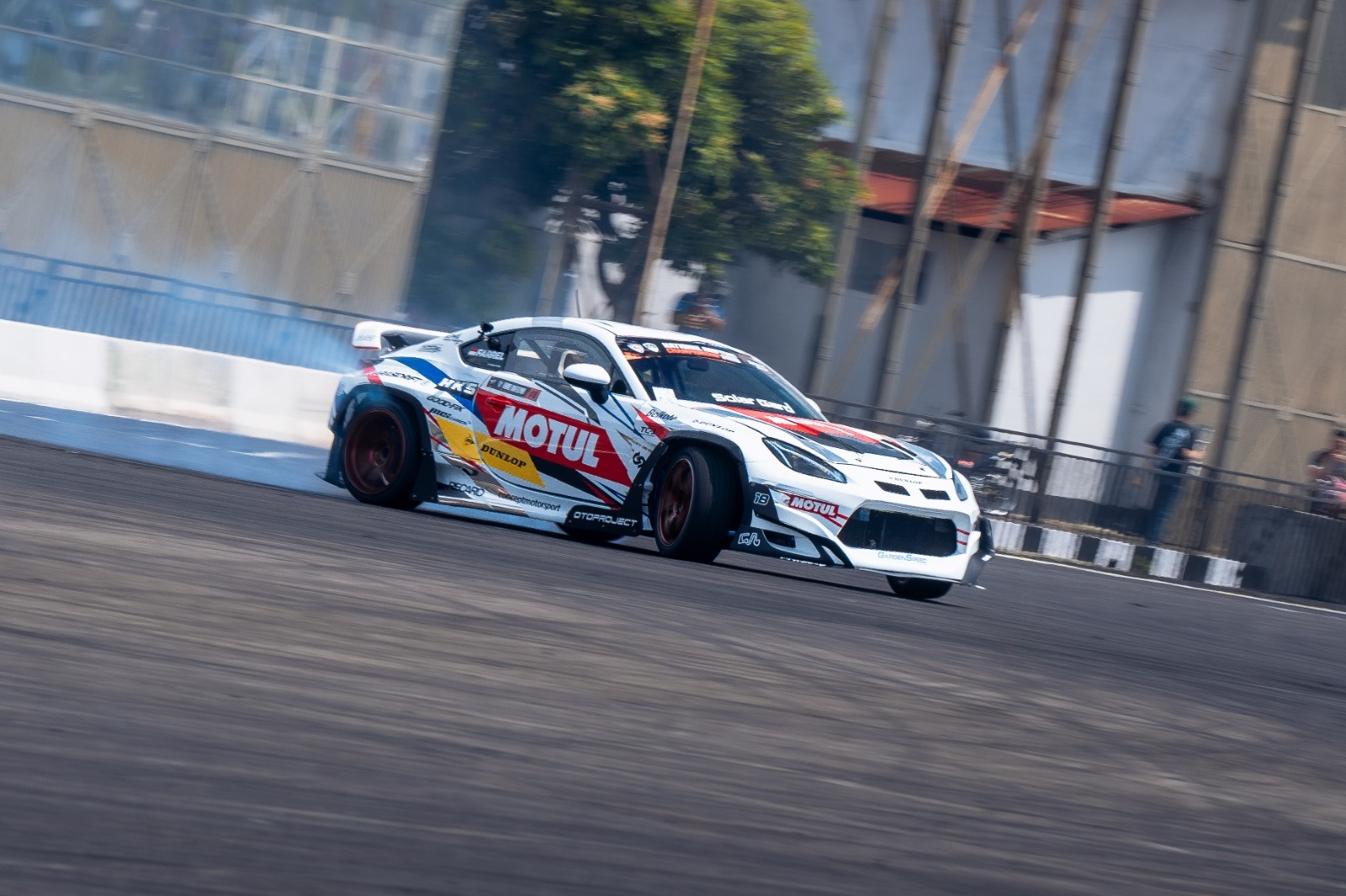 Farrel Raffelyno di lintasan drifting saat didukung DUNLOP