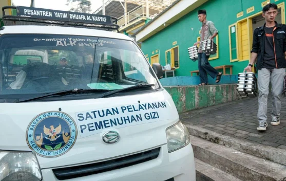 Petugas BGN melakukan survei lokasi untuk verifikasi dapur MBG di lapangan