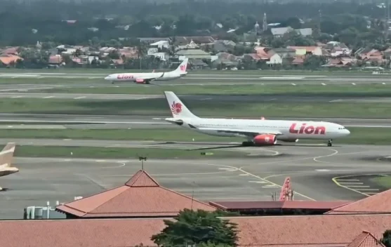 Legislator dan petugas meninjau peralatan navigasi di Bandara Soekarno-Hatta