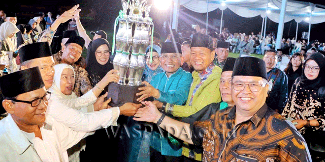Bupati Simalungun menyerahkan piala kepada kontingen Bosar Maligas saat penutupan MTQ Ke-52