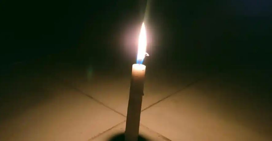 Warga memakai lampu senter saat pemadaman listrik di Sumatera