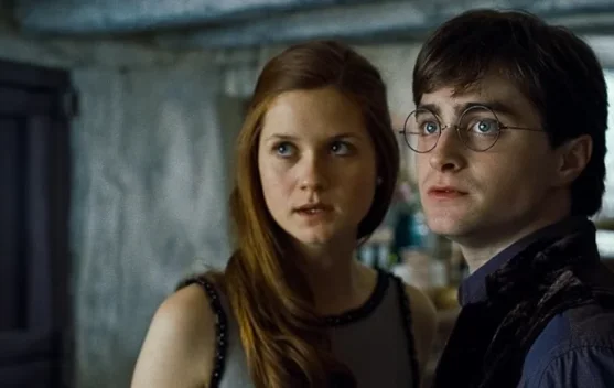 Poster serial HBO Harry Potter dengan fokus karakter Ginny Weasley