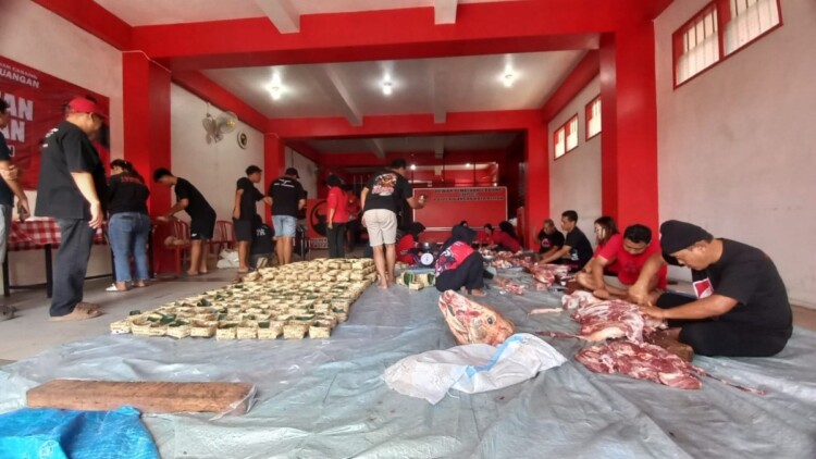 Pembagian paket daging kurban di sekretariat DPC PDI Perjuangan Kota Blitar menggunakan besek bambu