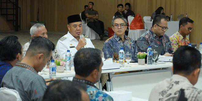 Lampu jalan menerangi ruas jalan di Kabupaten Batubara pada malam hari