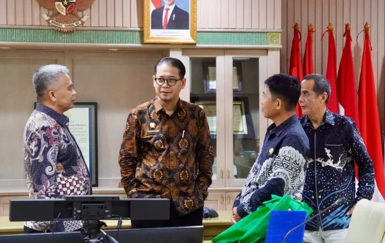 Petani memanen padi di sawah Kabupaten Solok