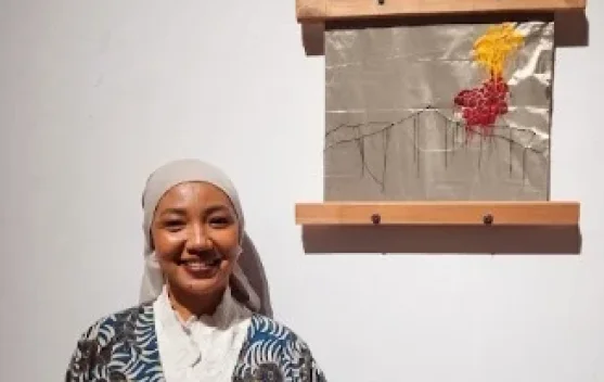 Rani Jambak dengan bingkai sulam Minangkabau dan perangkat audio di Galeri Nasional