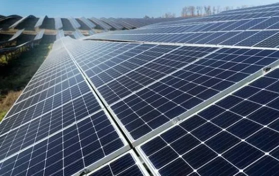 Panel surya atap di gedung pemerintahan Jakarta sebagai bagian program transisi energi DKI