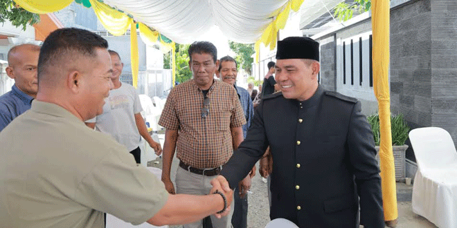 Warga dan pejabat berkumpul saat open house Bupati Aceh Besar di Jantho