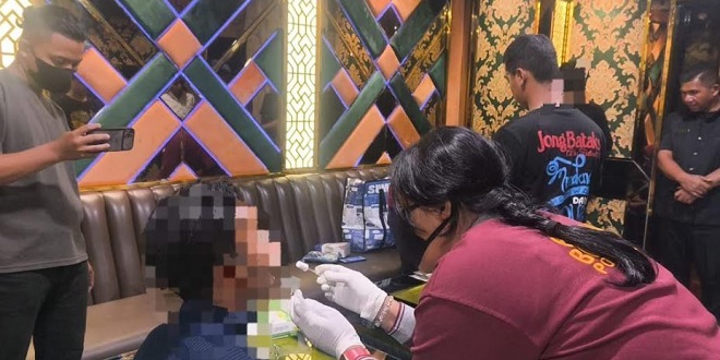 Petugas melakukan pemeriksaan swab di tempat hiburan malam Capital Building Medan