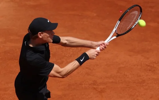 Jannik Sinner merayakan kemenangan di Italian Open 2026 di Foro Italico