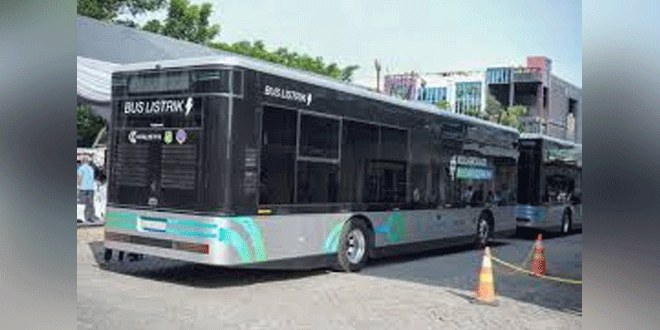 Bus listrik BRT Medan berhenti di Halte Lapangan Merdeka sebagai pusat transit