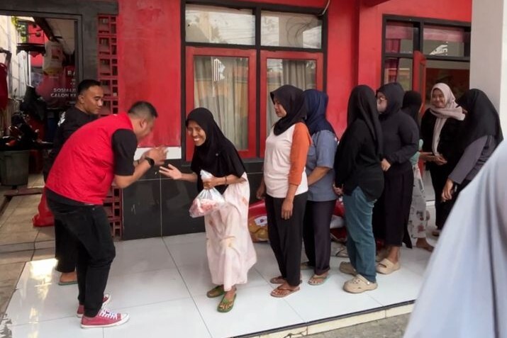 Pembagian daging kurban oleh kader PDIP di Sidoarjo