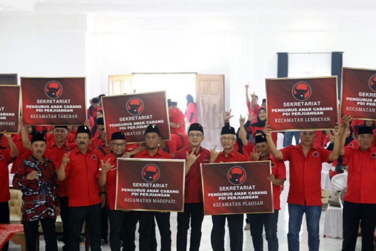 Suasana pelantikan PAC PDI Perjuangan Magetan dan penyerahan plang sekretariat