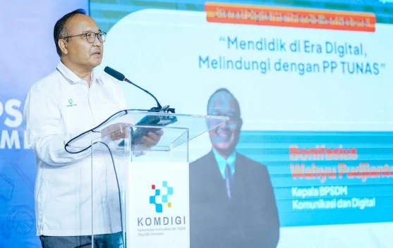 Guru dan orang tua mendampingi anak menggunakan perangkat digital untuk belajar dan berdiskusi