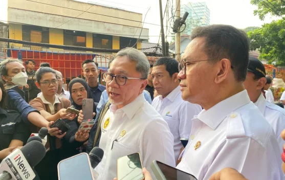 Menko Pangan Zulkifli Hasan meninjau stok pangan di Pasar Palmerah Jakarta Barat