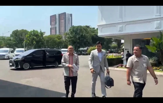 Presiden Prabowo dan menteri menghadiri pertemuan di Istana Merdeka membahas badan ekspor