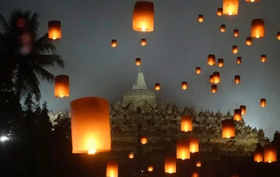 Perayaan Tri Suci Waisak di Candi Borobudur dengan pelepasan lampion dan upacara keagamaan