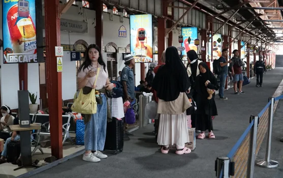 Penumpang menunggu di peron stasiun saat libur panjang KAI