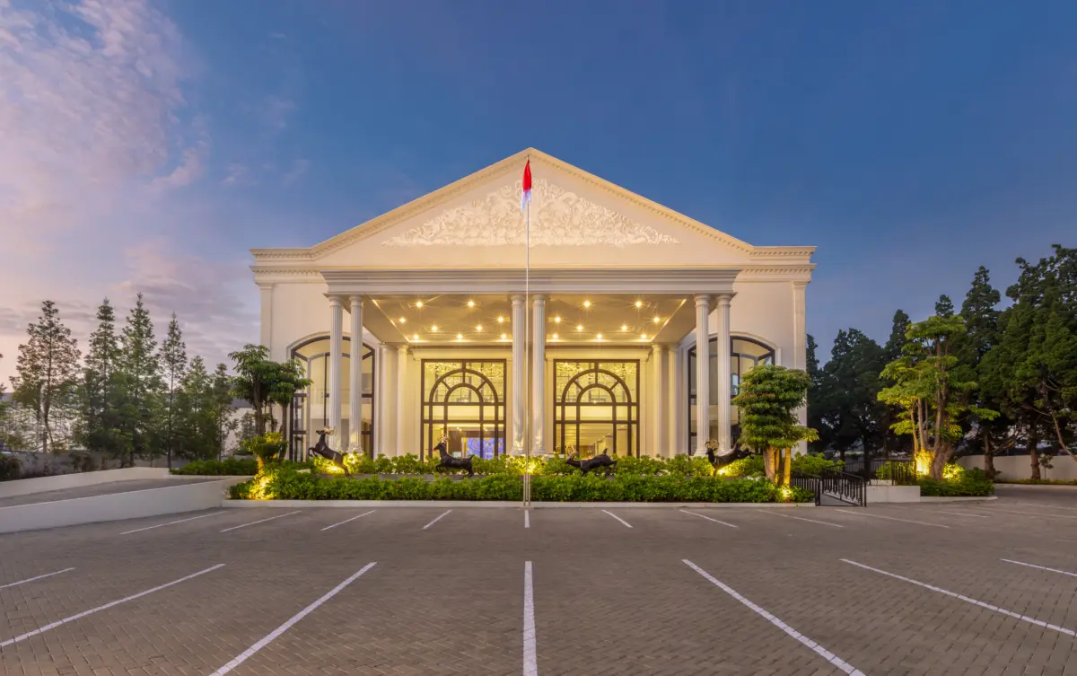 Pemandangan lapangan golf berkabut di L'Eminence Golf & Resort Lembang