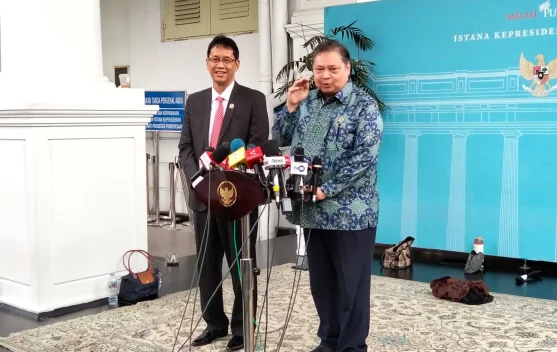 Presiden Prabowo memimpin pertemuan dengan ekonom senior di Istana Merdeka