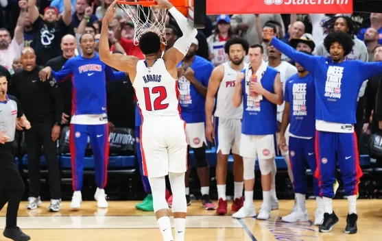 Cade Cunningham merayakan bersama rekan tim setelah kemenangan Pistons