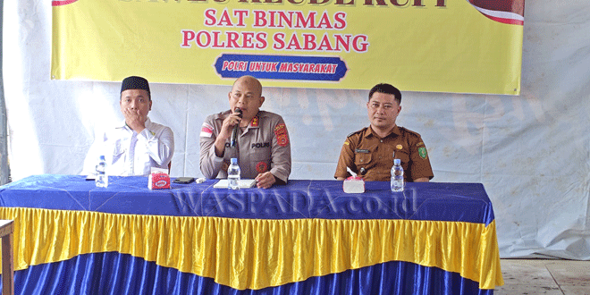 Kapolres Sabang berbincang dengan warga Gampong Kuta Timu saat Saweu Keude Kupi
