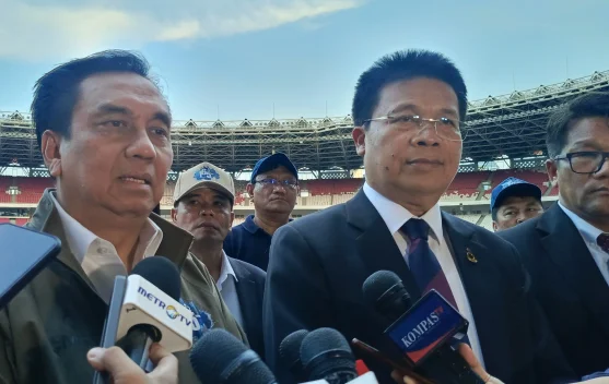 Ephorus HKBP Pdt. Victor Tinambunan meninjau persiapan HUT ke-165 di Stadion Utama GBK