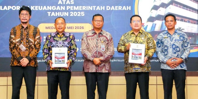 Wali Kota Wesly Silalahi menerima opini WTP dari Kepala BPK Perwakilan Sumut di Medan