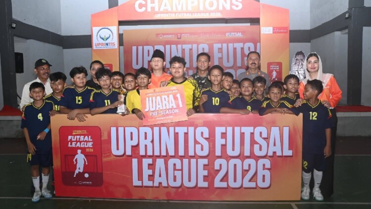 Suasana pertandingan UPRINTIS Futsal League 2026 di GOR Gajah Putih Trenggalek dengan tribun penuh suporter
