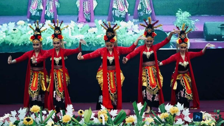 Penampilan Tari Mayang Rontek Sanggar Murwita saat pelantikan PAC PDI Perjuangan Kabupaten Mojokerto