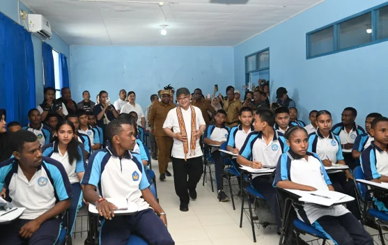 Mendikdasmen Abdul Mu'ti saat kunjungan kerja di Sorong untuk revitalisasi sekolah