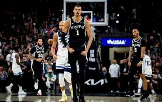 Victor Wembanyama merayakan di lapangan setelah Spurs kalahkan Timberwolves 126-97