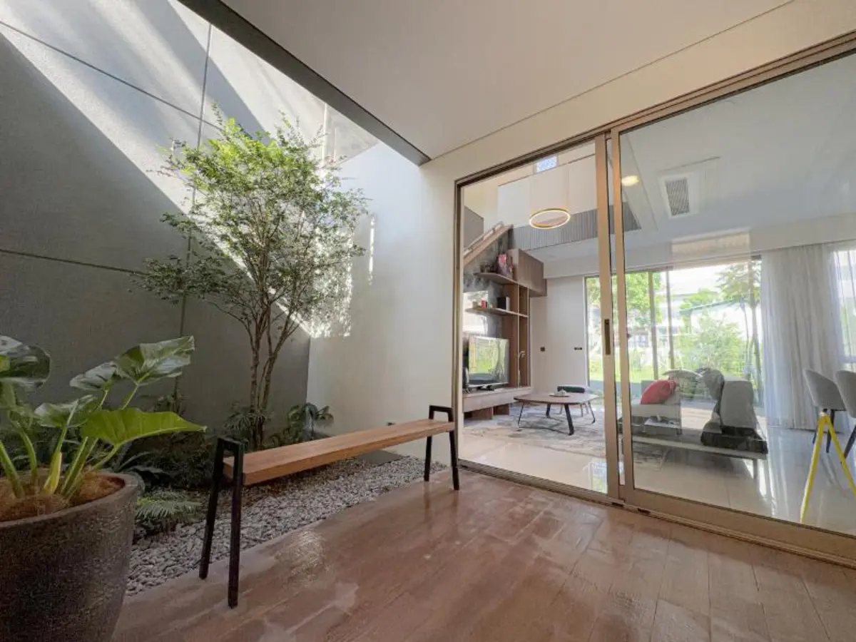 Model rumah Wangsa Navya di Kota Baru Parahyangan dengan desain lapang dan ventilasi silang