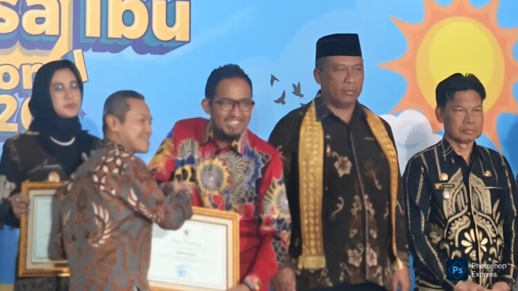 Bupati Sumenep menerima penghargaan Revitalisasi Bahasa Daerah di Depok, 25 Mei 2026