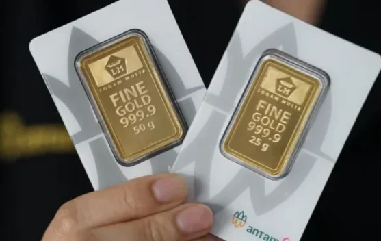 Batangan emas Antam dan koin sebagai ilustrasi harga emas per gram