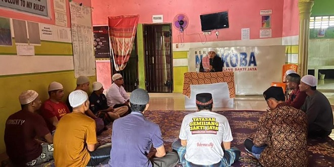 Ustadz memberi tausiyah di panti rehabilitasi GSJ Sigorbus Julu