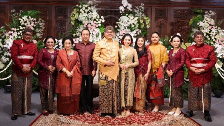 Megawati Soekarnoputri menghadiri resepsi pernikahan putra Hasto di Yogyakarta dengan nuansa adat