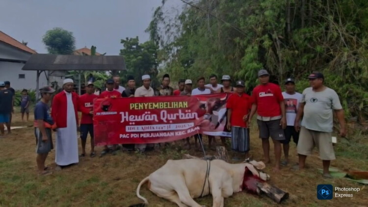 Warga Raas membantu penyembelihan dan pembagian daging kurban pada Iduladha 1447 H