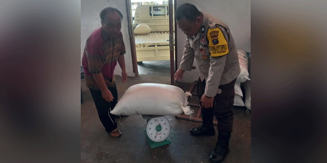 Petani dan perwakilan Bulog saat serah terima jagung di Siantar Marimbun