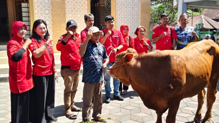 Pengurus PDI Perjuangan Kota Kediri menyerahkan sapi kurban kepada yayasan dan panitia masjid