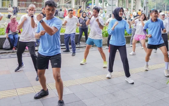 Peserta fun walk dan sesi Body Combat Horison Group di Car Free Day Sudirman