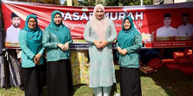 Warga antre di Pasar Murah Aceh untuk membeli paket kebutuhan pokok