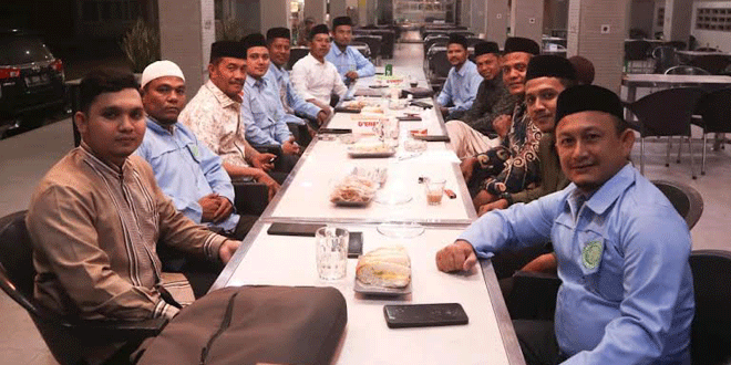 Wakil Bupati Aceh Besar bersama pengurus BKPRMI usai pertemuan di Lam Sayun