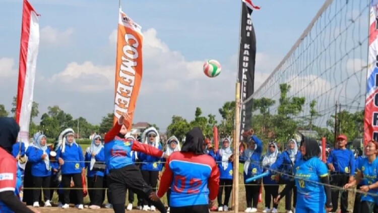 Suasana pembukaan turnamen voli Perwosi Smash Tourney 2026 di Lapangan Voli Wonodadi, Kabupaten Blitar