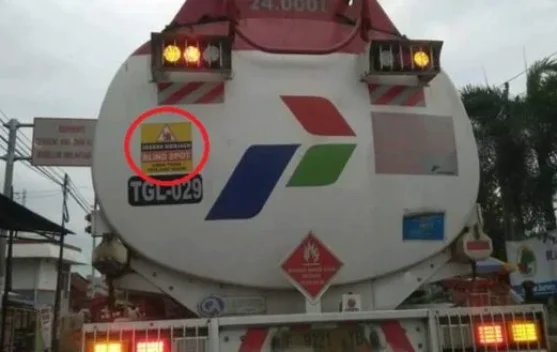 Ilustrasi blind spot pada truk dan bus di jalan raya