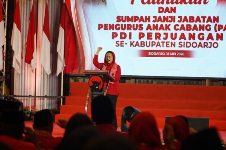 Suasana pelantikan PAC PDIP Sidoarjo dengan peserta berdiri dan prosesi lagu Bung Karno